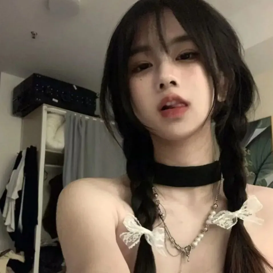 奇幻校园漫改《偶然发现的一天》超清在线：觉醒的漫画女配逆天改命，撕毁烂尾剧本